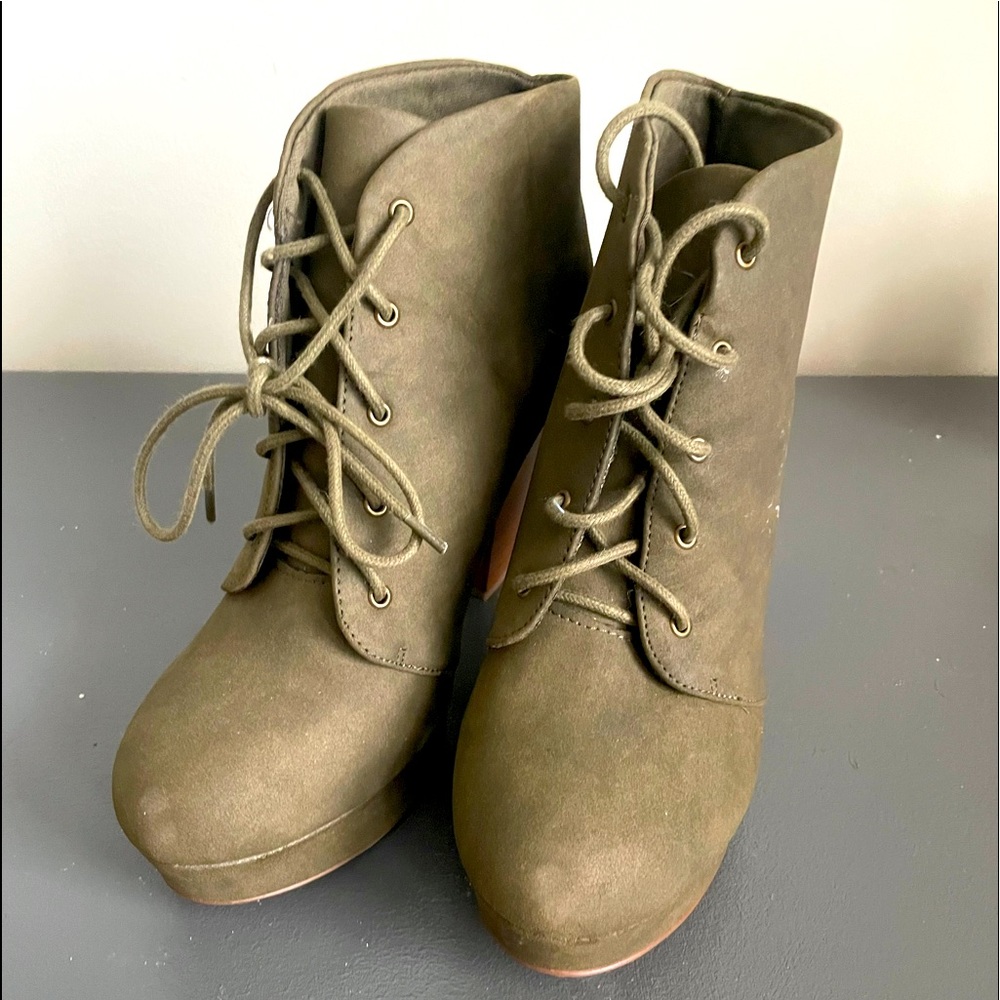 Combat green boots